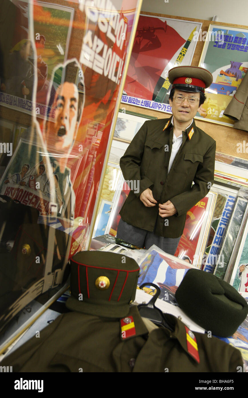 Jun Miyagawa, di Rainbow Trading Company ( a nord di specialità coreane bookstore) mostra off prodotti della Corea del Nord per la vendita. Tokyo. Foto Stock