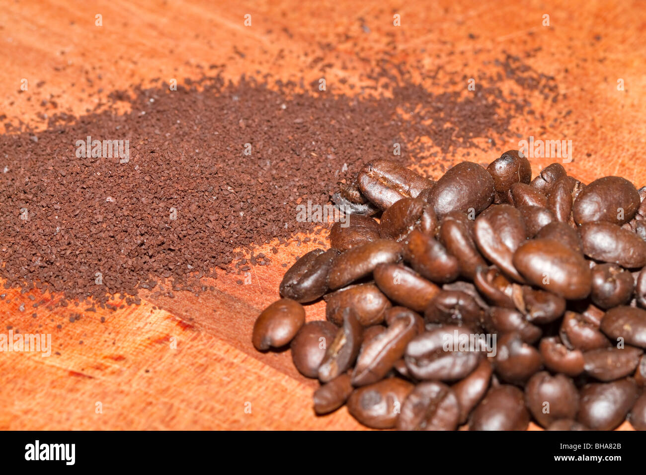 Arabica chicchi di caffè e caffè appena macinato Foto Stock