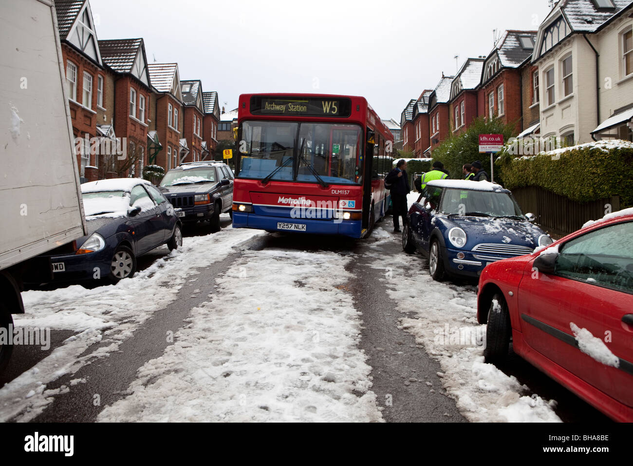 Il bus in collisione con la macchina su strade coperte di neve su strada. Foto Stock