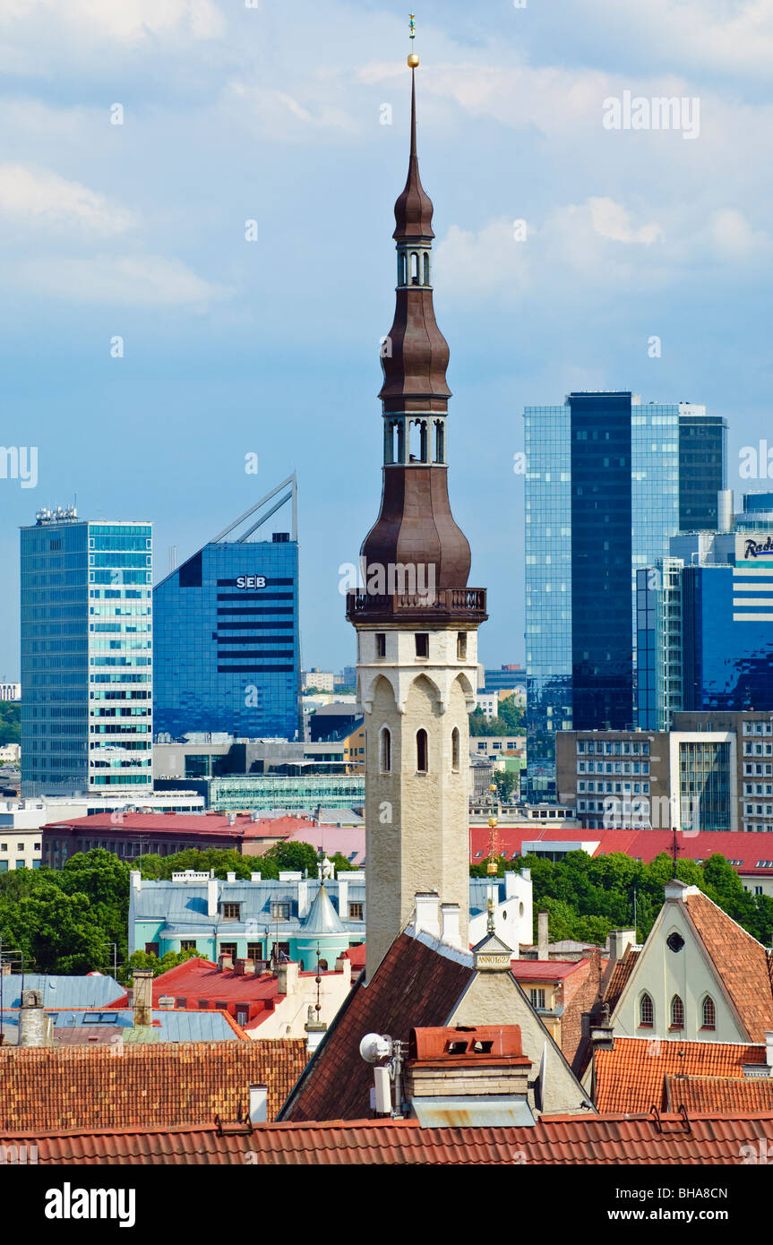 Guglia di Niguliste Kirik (la chiesa di San Nicola), con nuovi edifici della città al di là, Tallinn, Estonia Foto Stock