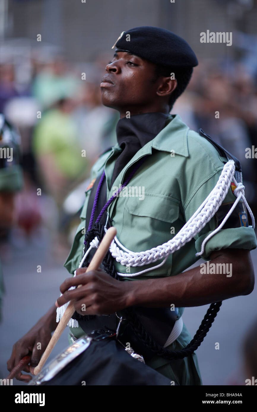 Un batterista soldato nell'Semana Santa processione in Vera Malaga, Andalusia, Spagna Foto Stock