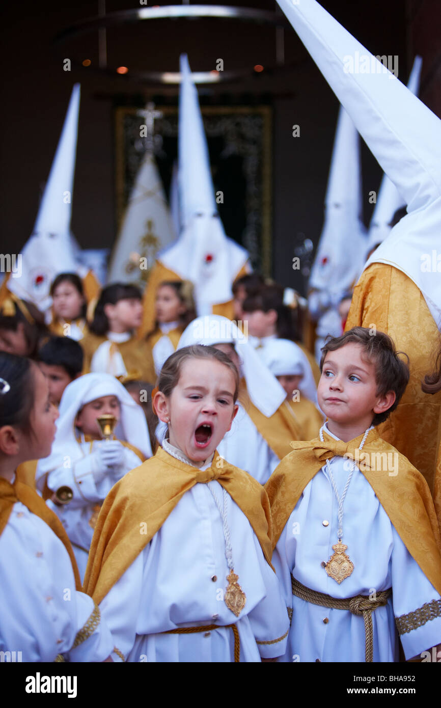 I bambini in la Semana Santa processione in Vera Malaga, Andalusia, Spagna Foto Stock