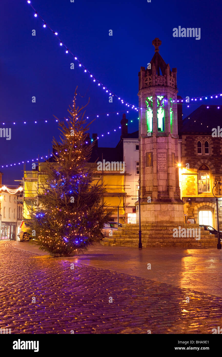 Launceston centro città di notte; Natale; Cornovaglia Foto Stock