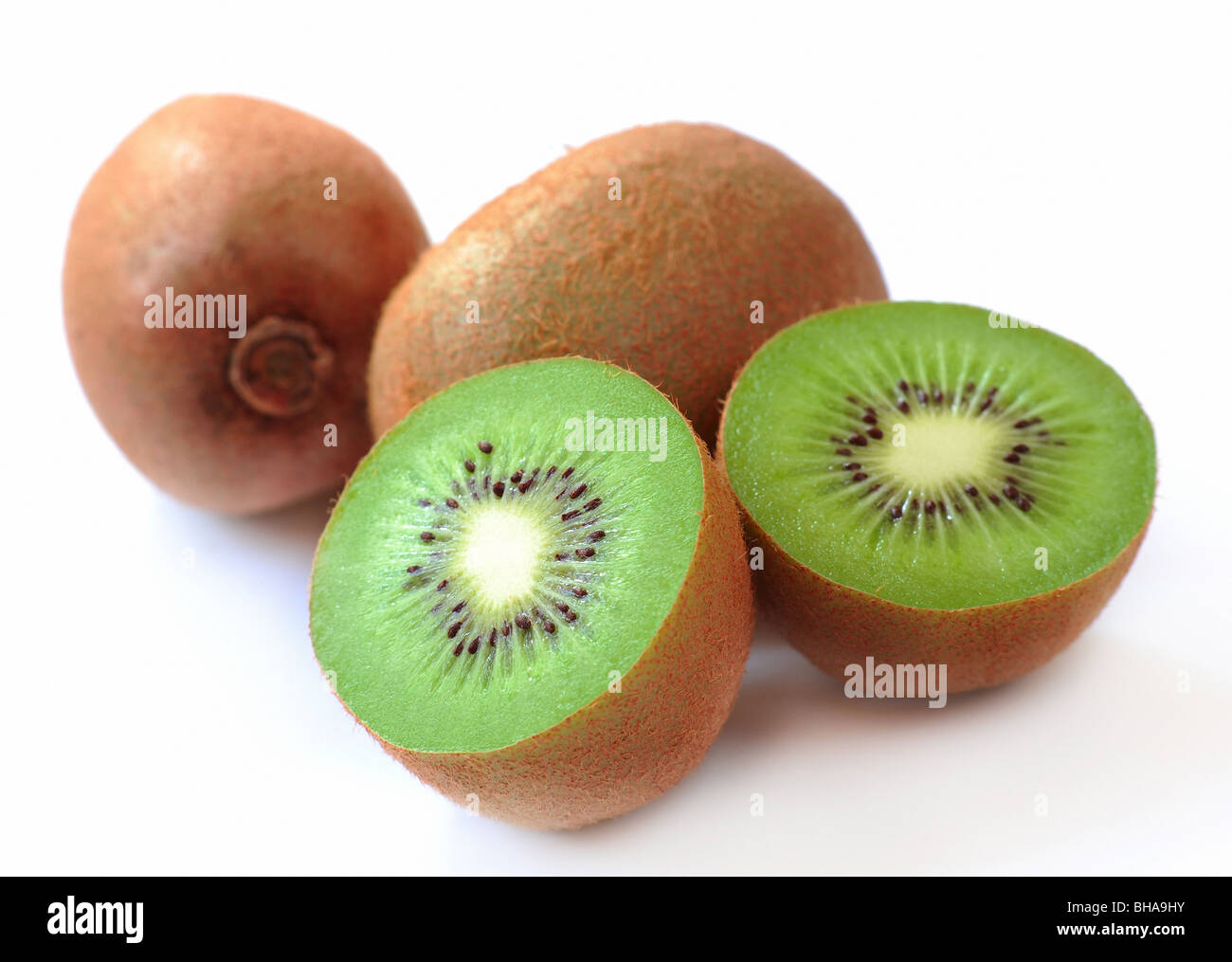 Ripe kiwi e segmento su sfondo bianco Foto Stock