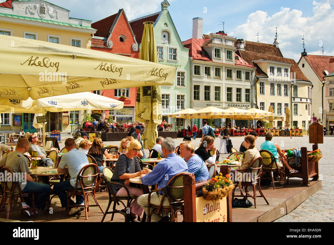 Cafe terrazza in Raekoja plats (piazza Municipio), al centro della Città Vecchia di Tallinn, Estonia. Foto Stock