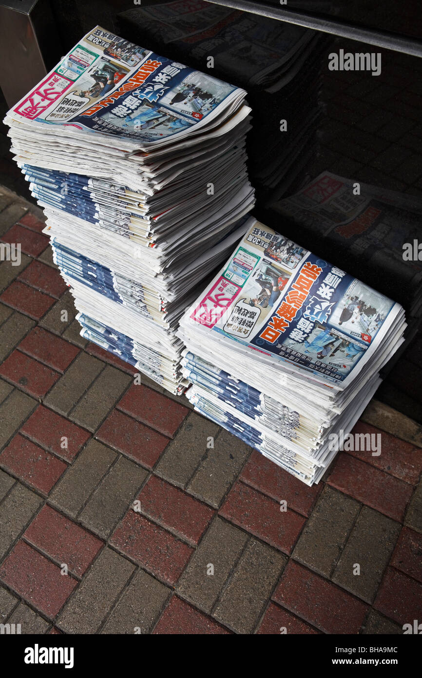 Un mucchio di giornali come parte di consegna e distribuzione di quotidiani in Hong Kong. Foto Stock