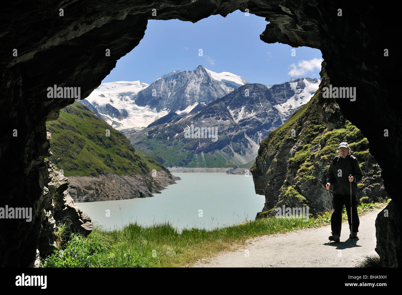 Passeggiate turistiche attraverso la grotta lungo il Lac des Dix, formato dalla grande diga di Dixence in Valais / Wallis, alpi svizzere, Svizzera Foto Stock