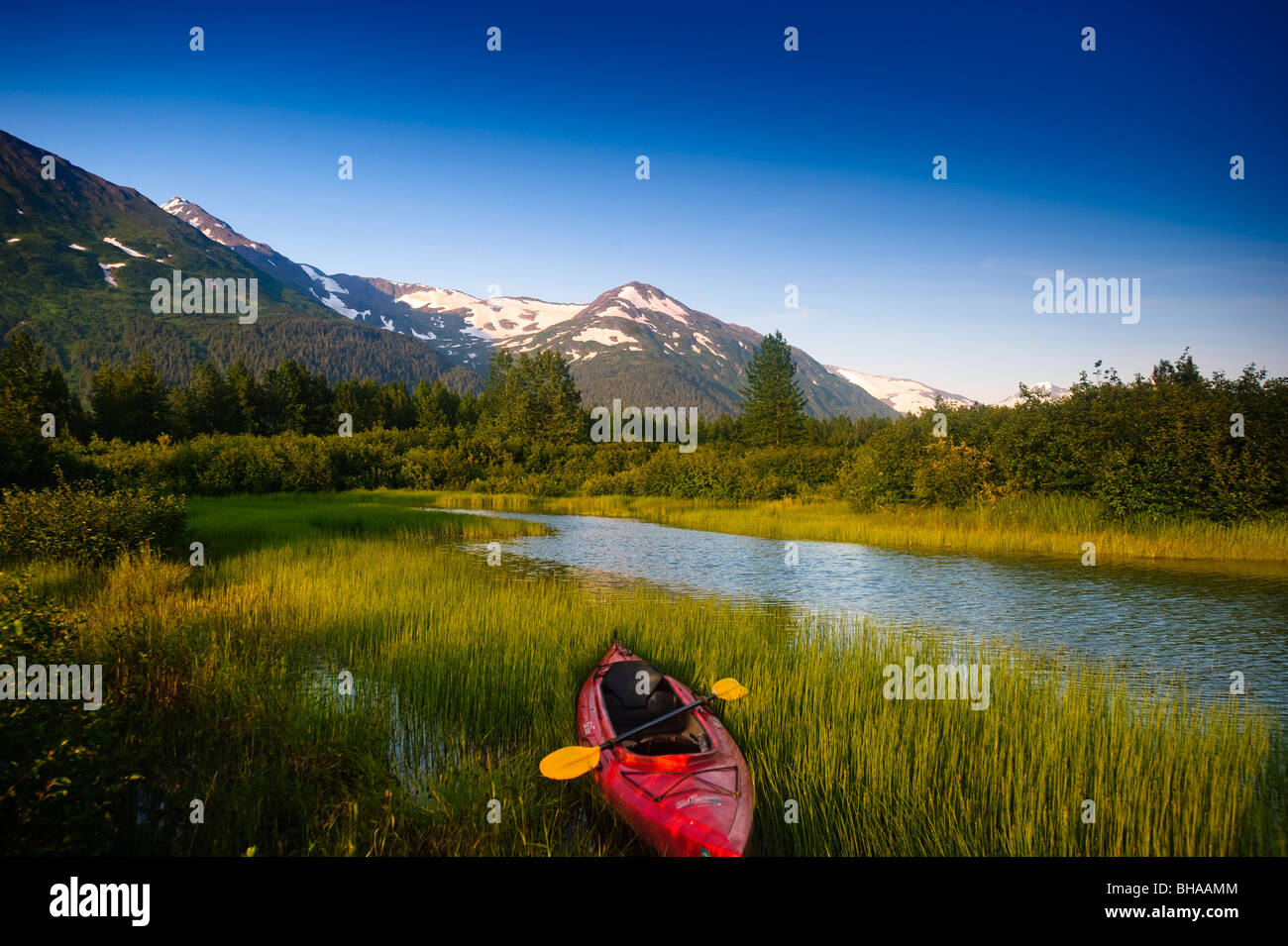 I kayak e Portage Creek in Portage Valley, centromeridionale Alaska durante l'estate Foto Stock