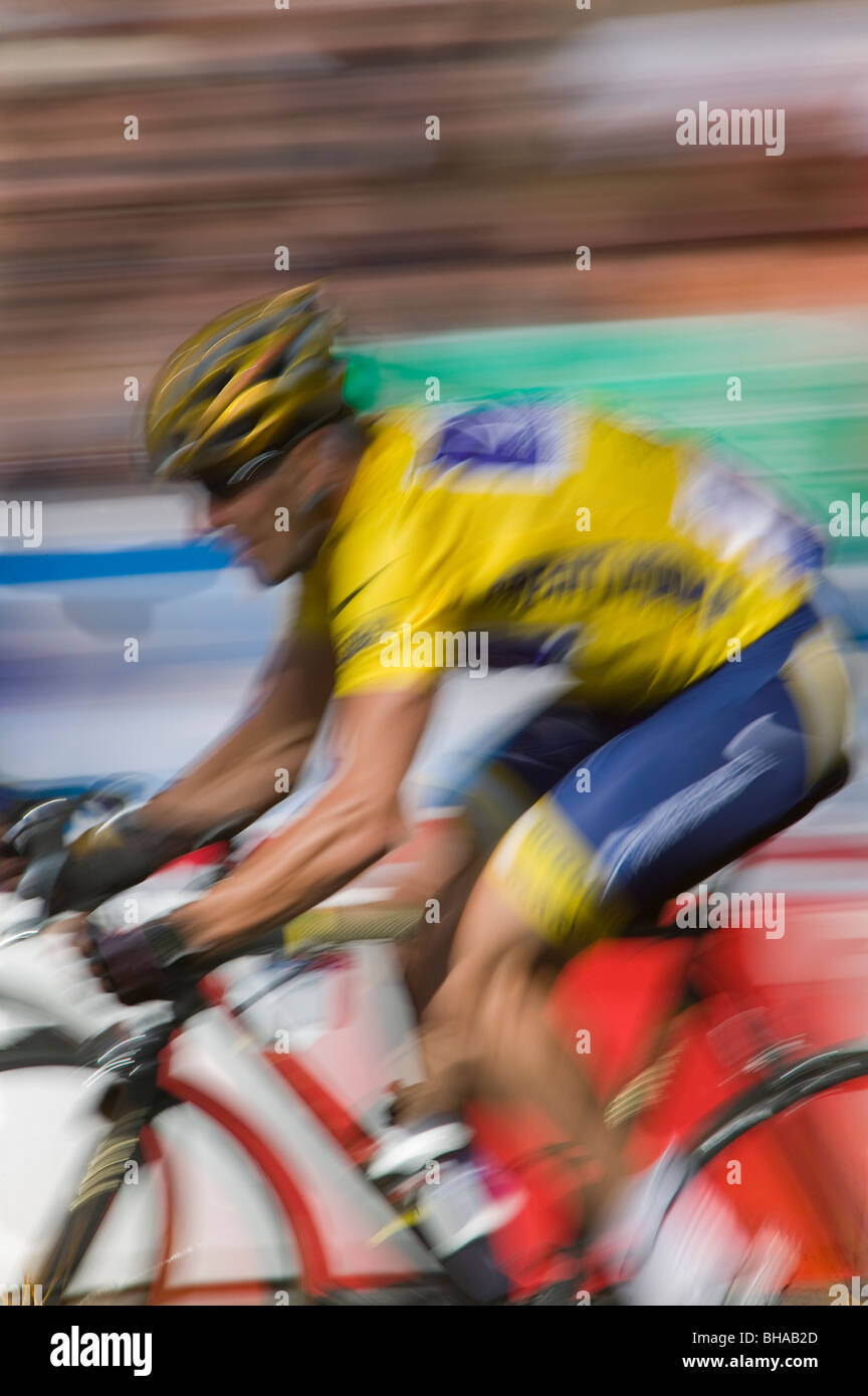 Lance Armstrong indossa il leader della maglia gialla nel finale di tappa del Tour de France, 2004, Parigi, Francia Foto Stock