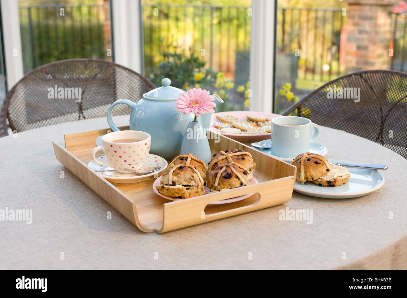 Il tè del pomeriggio con hot-cross panini teiera e tazze. Foto Stock