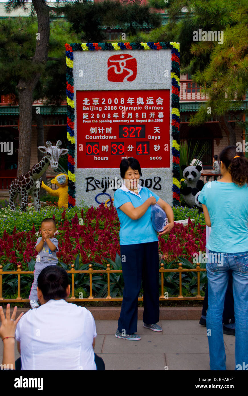 Pechino, CINA - Zoo di Pechino, turisti cinesi che scattano foto davanti al cartello per il conto alla rovescia delle Olimpiadi estive, Logo 2008 Foto Stock