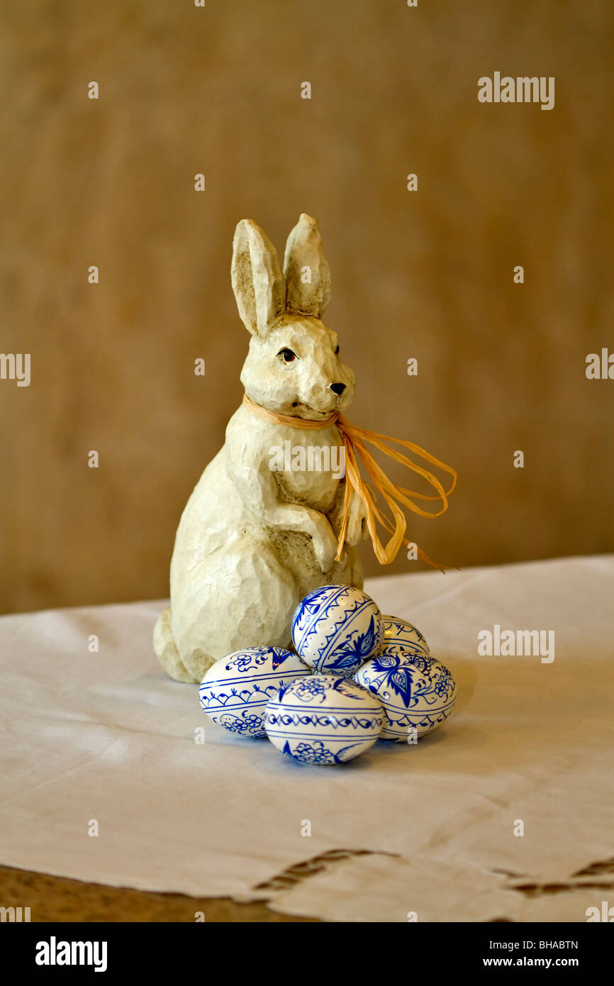 Coniglietto di pasqua con dipinto a mano le uova Foto Stock