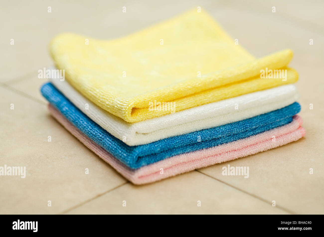Panno per la pulizia in microfibra multicolore isolato su sfondo bianco  primo piano vista dall'alto pila di stracci o asciugamani per la pulizia  panno in microfibra per la pulizia degli asciugamani