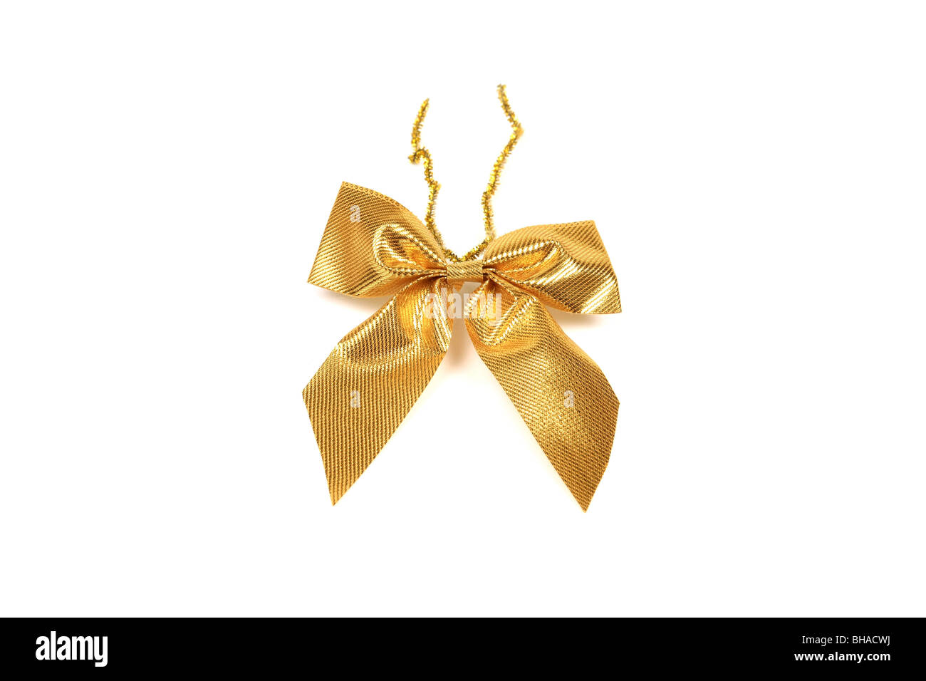 Golden bow contro uno sfondo bianco Foto Stock