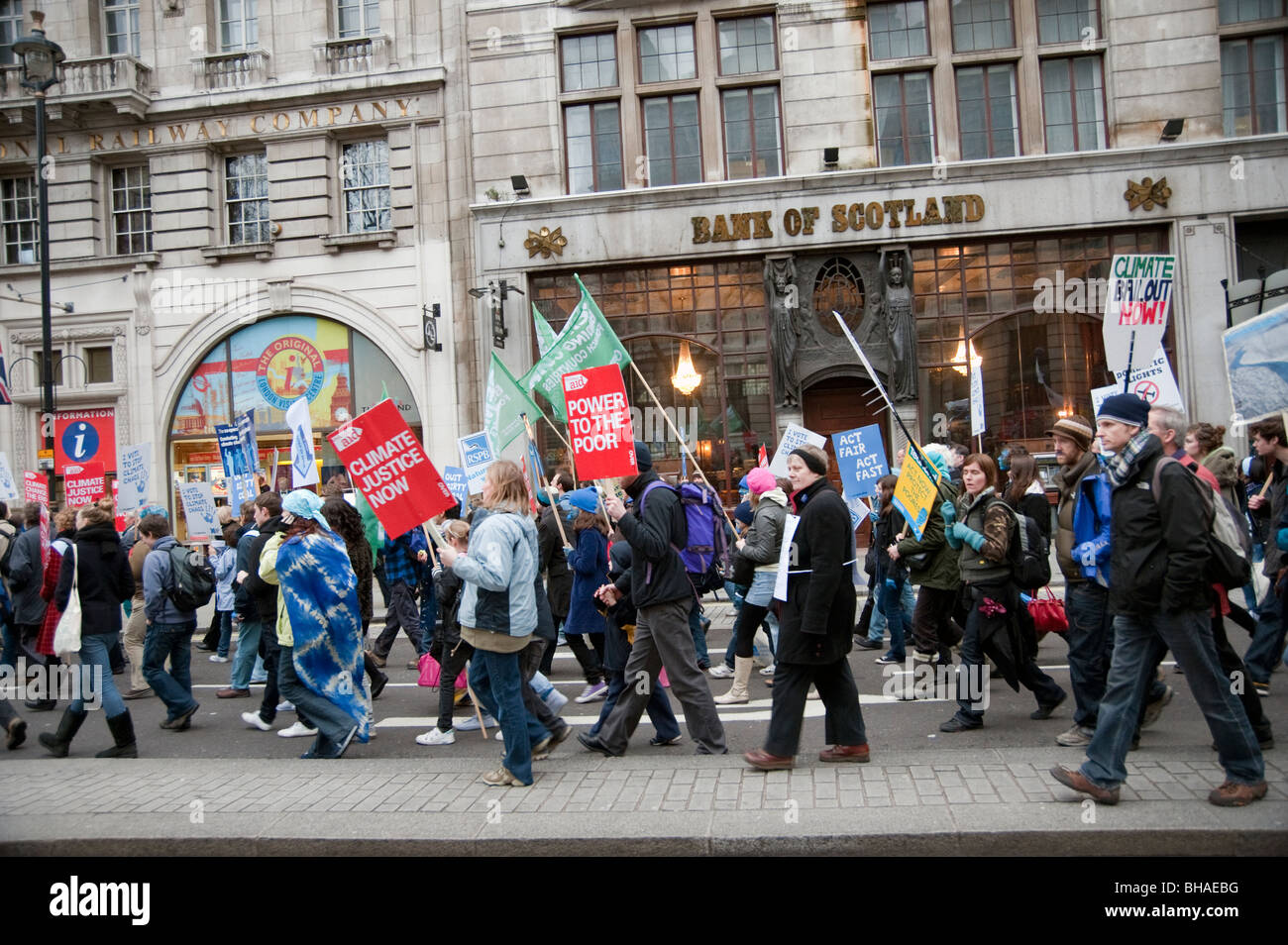 "L'Onda' la più grande manifestazione mai realizzata sul Cambiamento Climatico,Londra 05/12/09 manifestanti marciano passato la Bank of Scotland Foto Stock