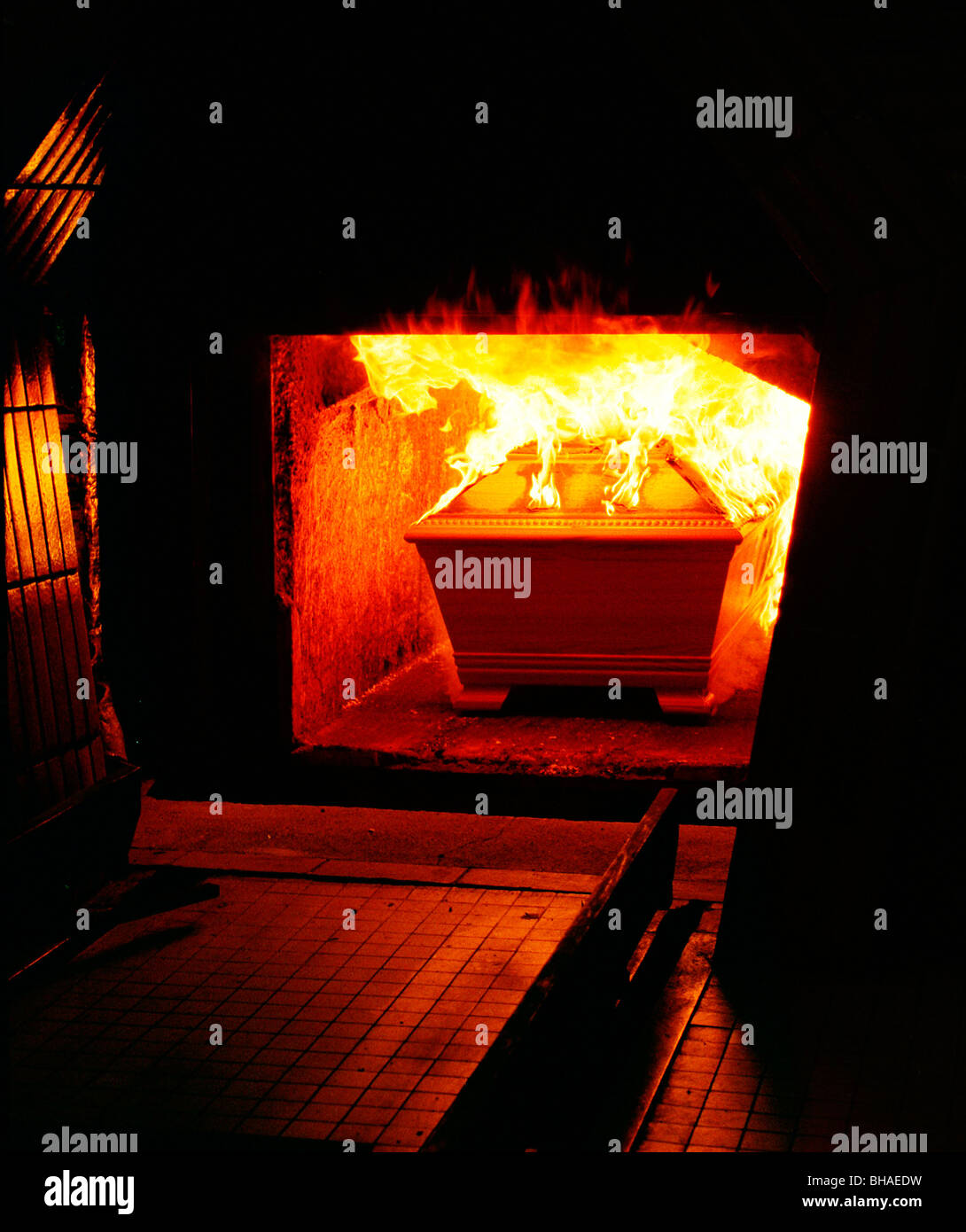 Una bara inizia a bruciare nel forno di cremazione Foto Stock
