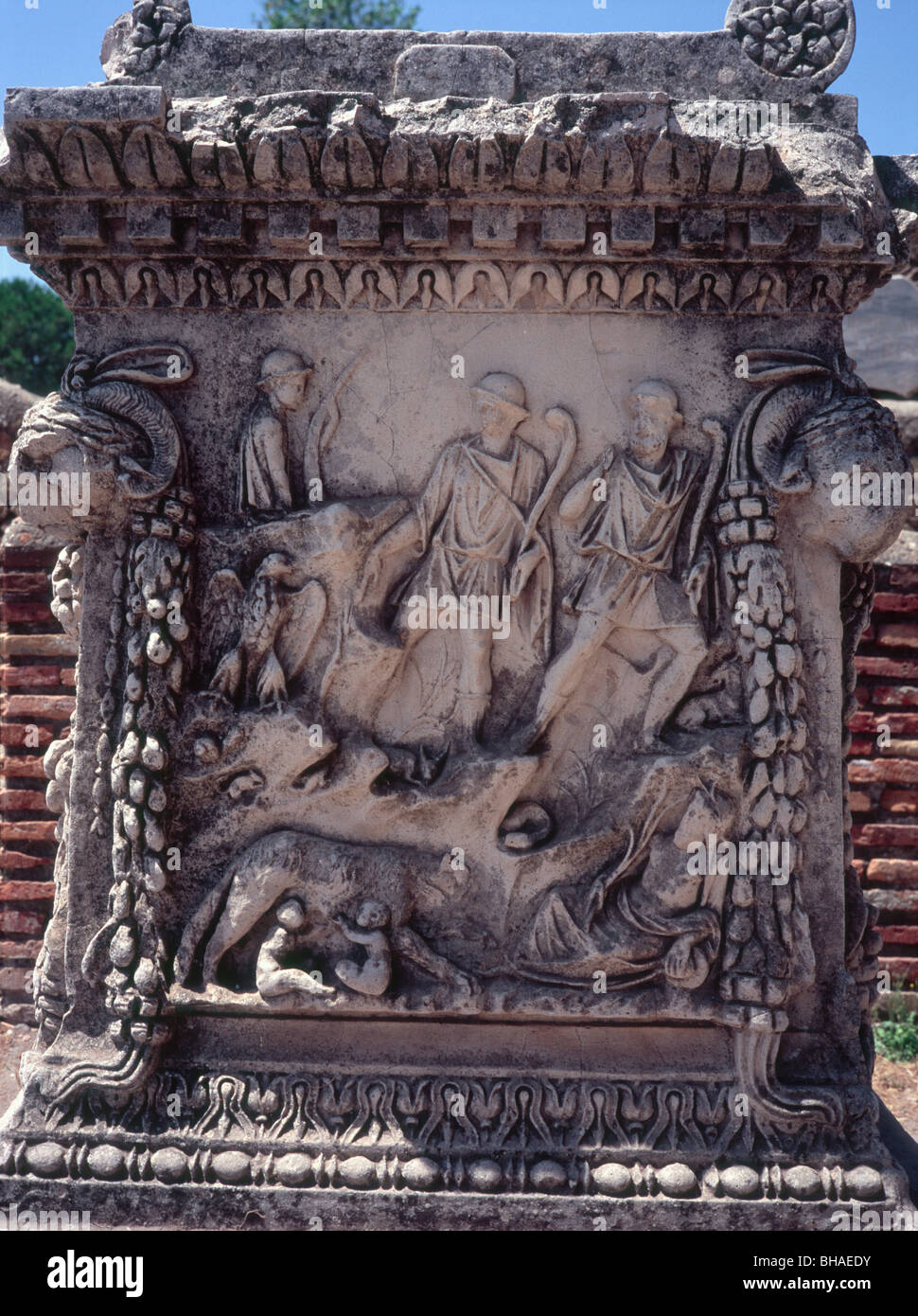 Ostia Antica il porto antico di Roma - intaglio di Romolo e Remo e la lupa mitica storia di Roma su una tomba Foto Stock
