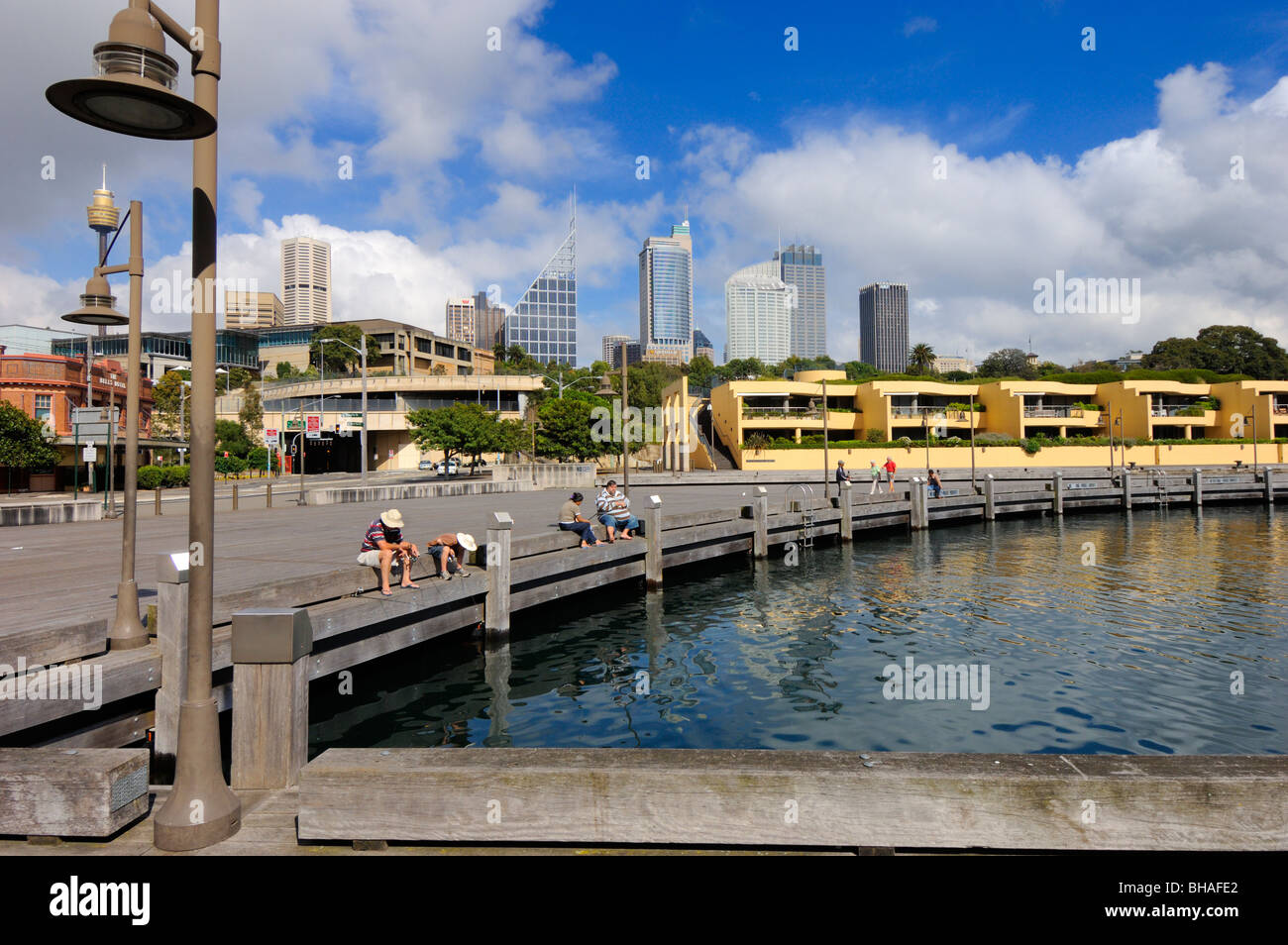 Sydney visto dall'estremità meridionale della baia di Wooloomoolloo con appartamenti o case nel centro distanza con vista sull'acqua. Foto Stock