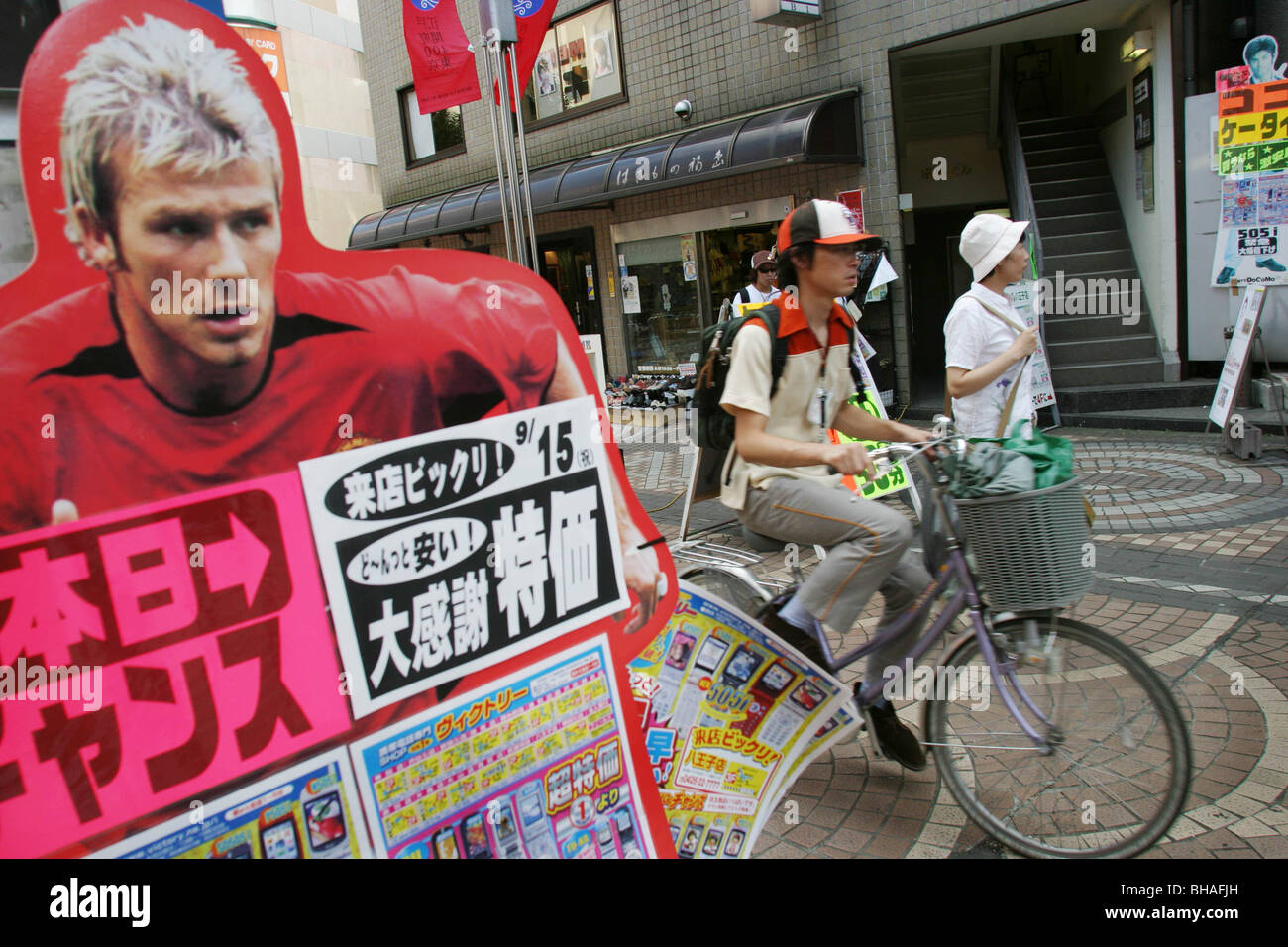 Pubblicità e prodotto approvazioni da parte di personaggi occidentali, a Tokyo, Giappone. Foto Stock