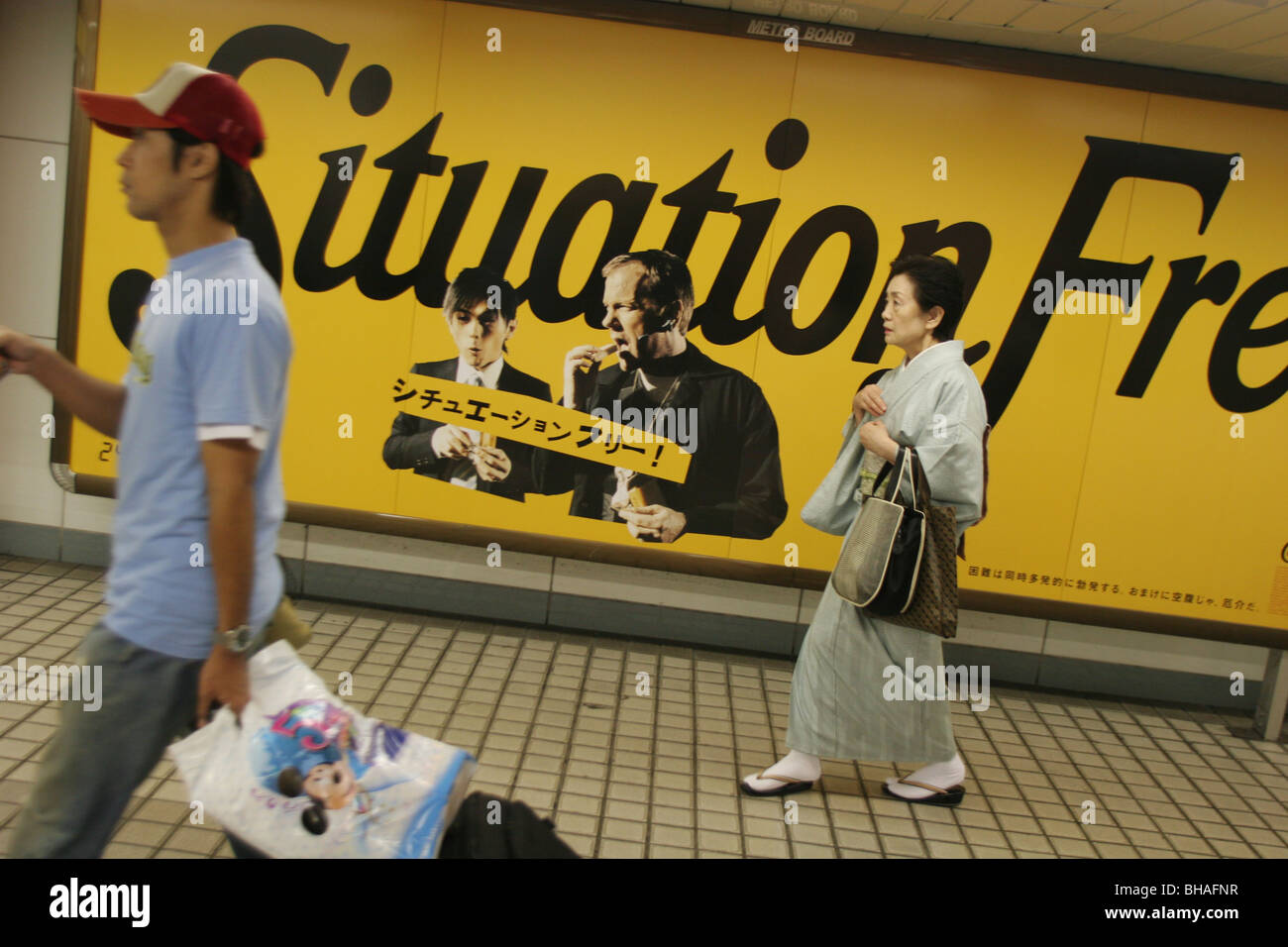 Pubblicità e prodotto approvazioni da parte di personaggi occidentali, a Tokyo, Giappone. Foto Stock