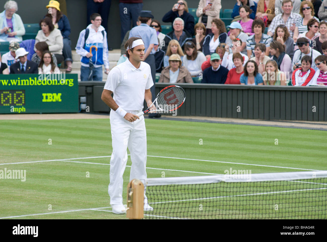 Roger Federer attende per un gioco per avviare sul Centre Court Wimbledon. Foto Stock