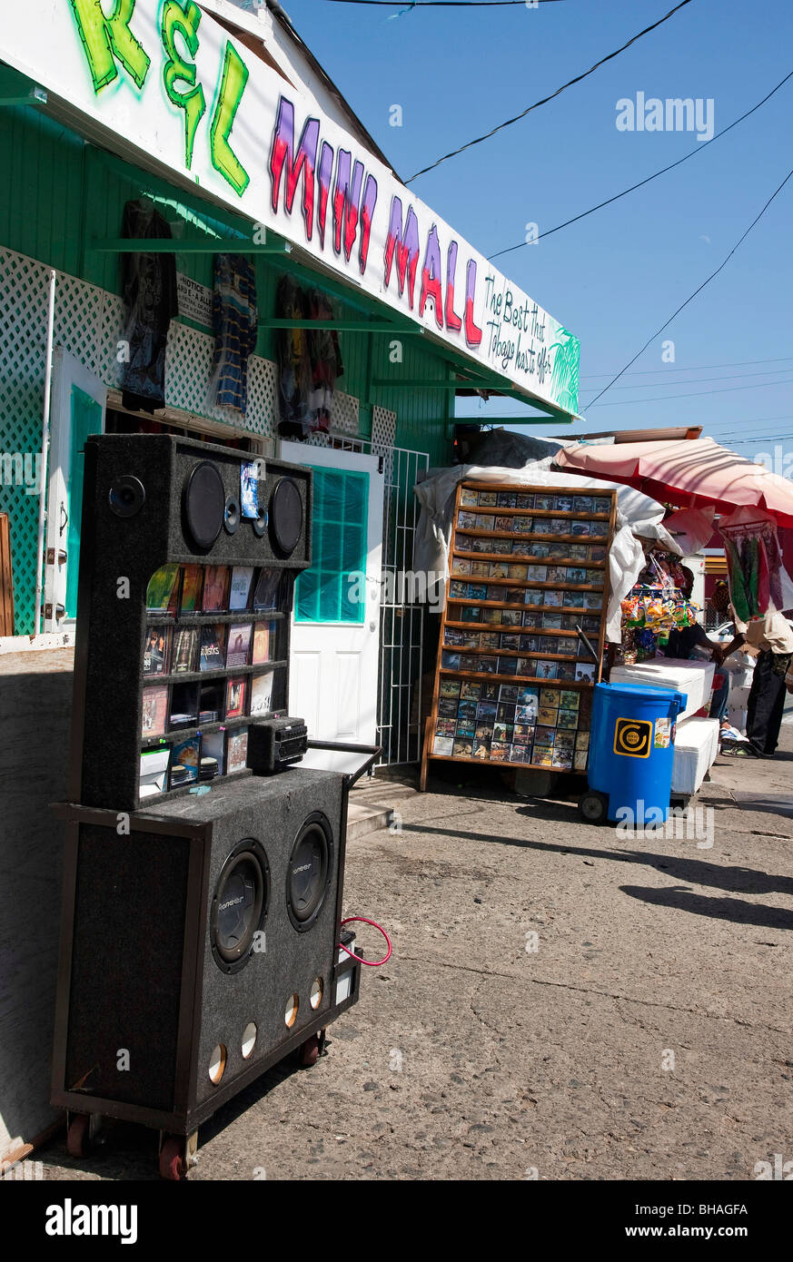Mini locale Mall vendita CD e DVD con lato strada suono stereo e unità in rack visualizza. Foto Stock