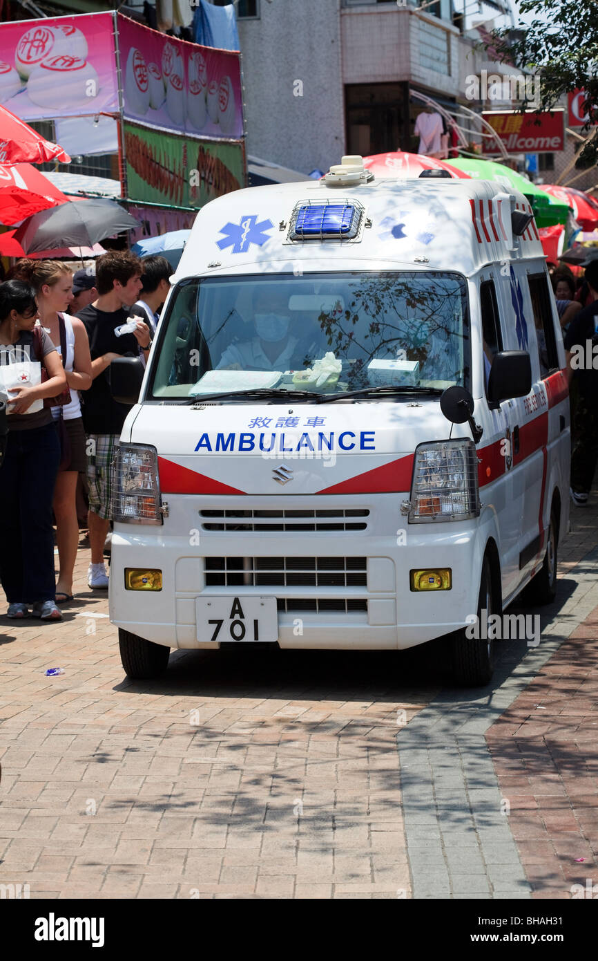 Un appositamente modificato ambulanza fa il suo modo attraverso la folla sui Cheung Chau isola appena fuori da Hong Kong. Foto Stock