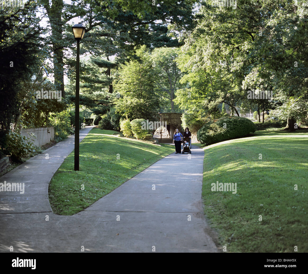 Sentiero convergente rotte e un sottopasso ponte nel modello sobborgo di Radburn, Fair Lawn, New Jersey, STATI UNITI D'AMERICA Foto Stock
