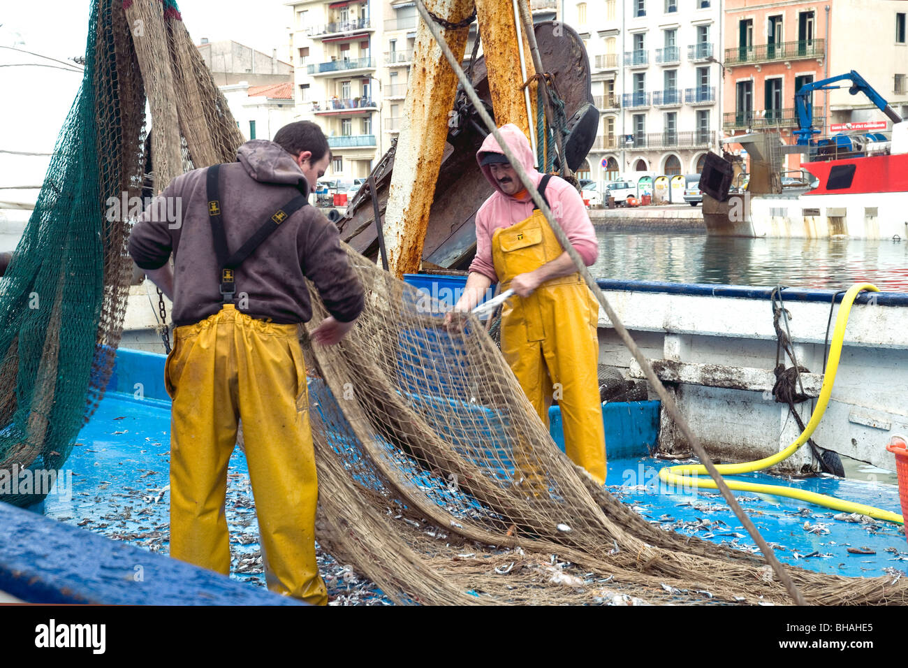 I pescatori radura loro peschereccio da traino del net a Sète, Francia il più grande porto di pesca del Mediterraneo Foto Stock