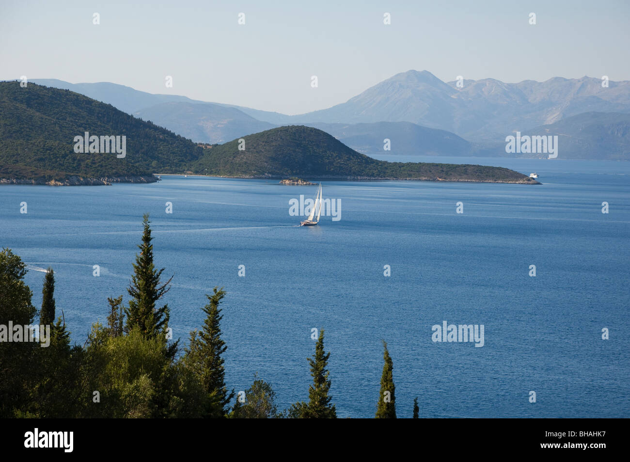 Una vista verso Kefalonia da Ithaca, Isole Ionie, Grecia Foto Stock