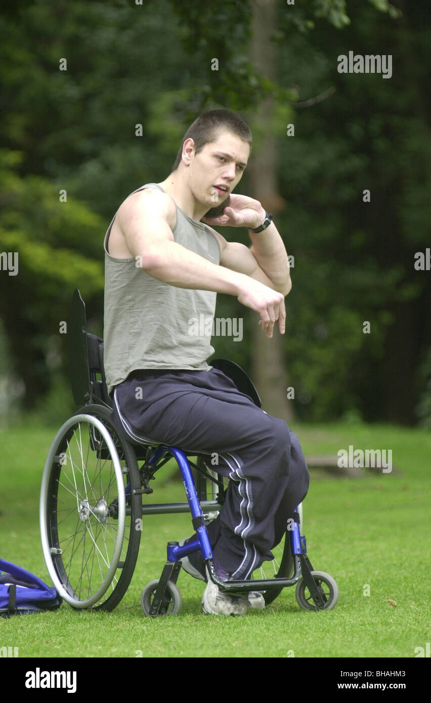 Bianco giovane uomo disabili practice shot ponendo UK Foto Stock