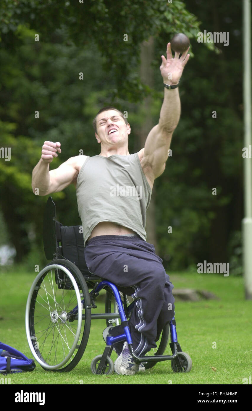 Bianco giovane uomo disabili practice shot ponendo UK Foto Stock