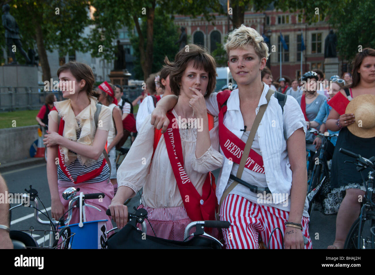 Tamsin Omond &clima "Rush uffragettes' alla Piazza del Parlamento nel potere di pedale bike Rush contro le centrali a carbone Foto Stock