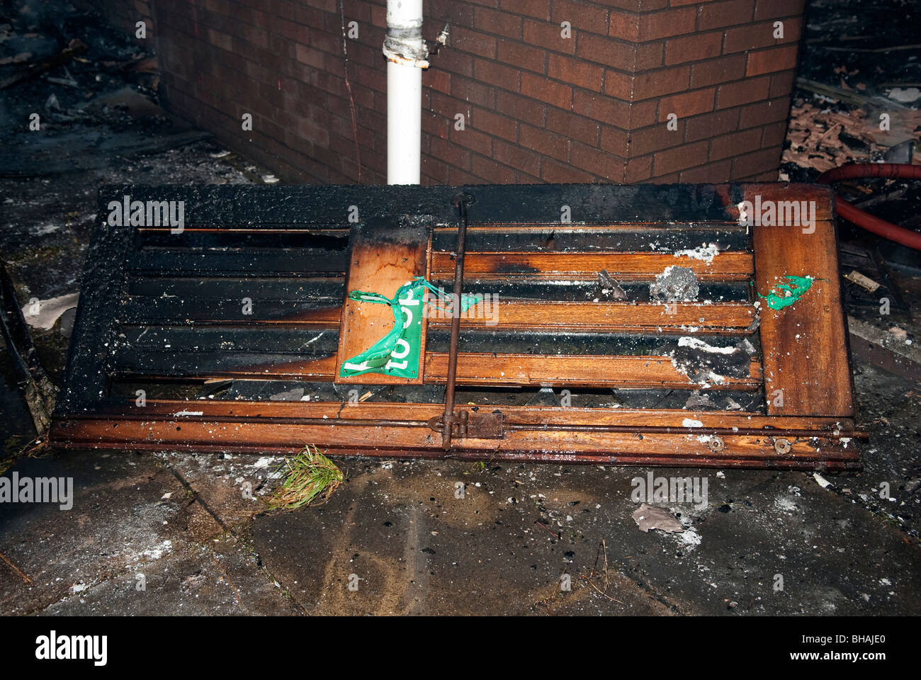 Bruciò il fuoco alla porta di uscita successivo incendio a scuola Foto Stock