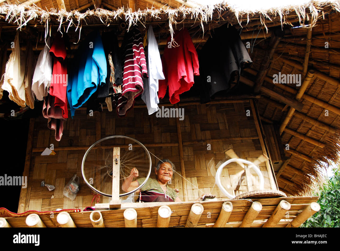 Karen old Lady la filatura del cotone, umpium Refugee Camp(thai confine birmano) , a sud di Mae Sot , provincia di Tak , a nord della Thailandia Foto Stock