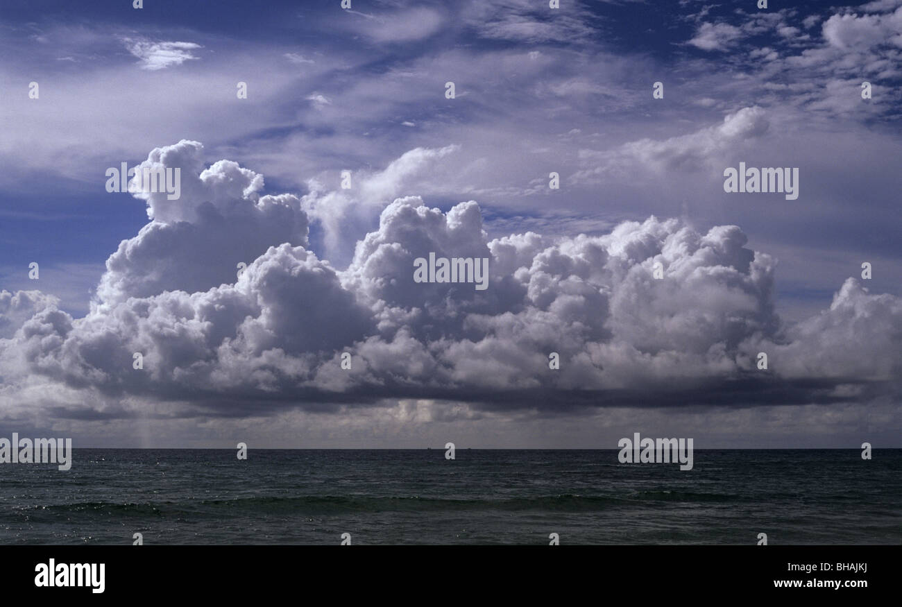 Cielo nuvoloso dal mare, il Phuket, Tailandia Foto Stock
