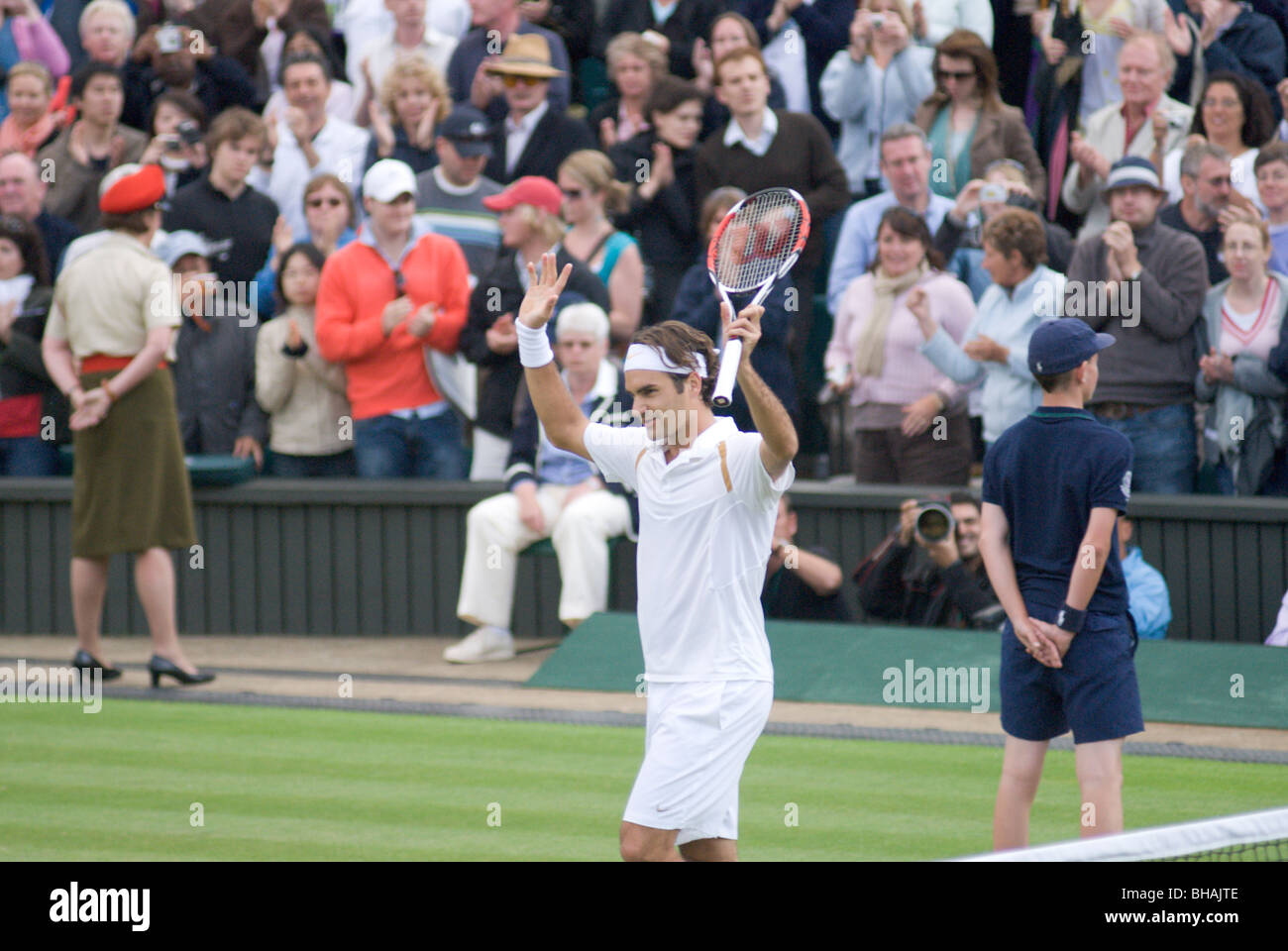 Roger Federer sul Centre Court di Wimbledon, Regno Unito Foto Stock