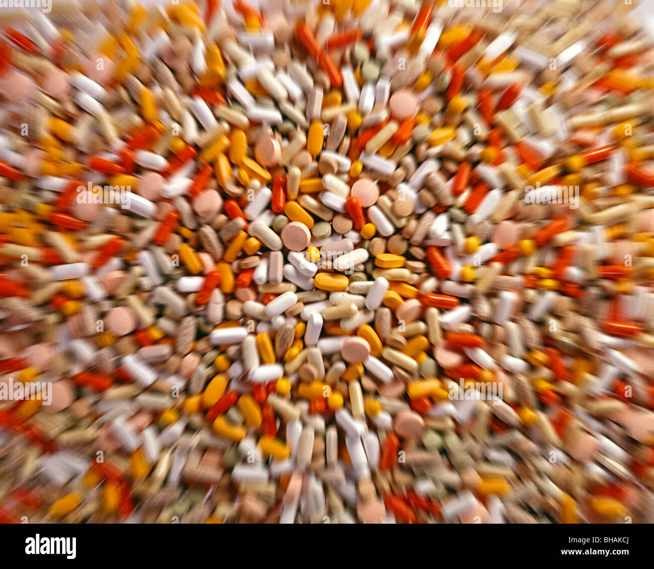 Abbondanza di farmaci visualizzato sul tavolo come se guardassimo attraverso una mente di tossicodipendenti e allucinante Foto Stock