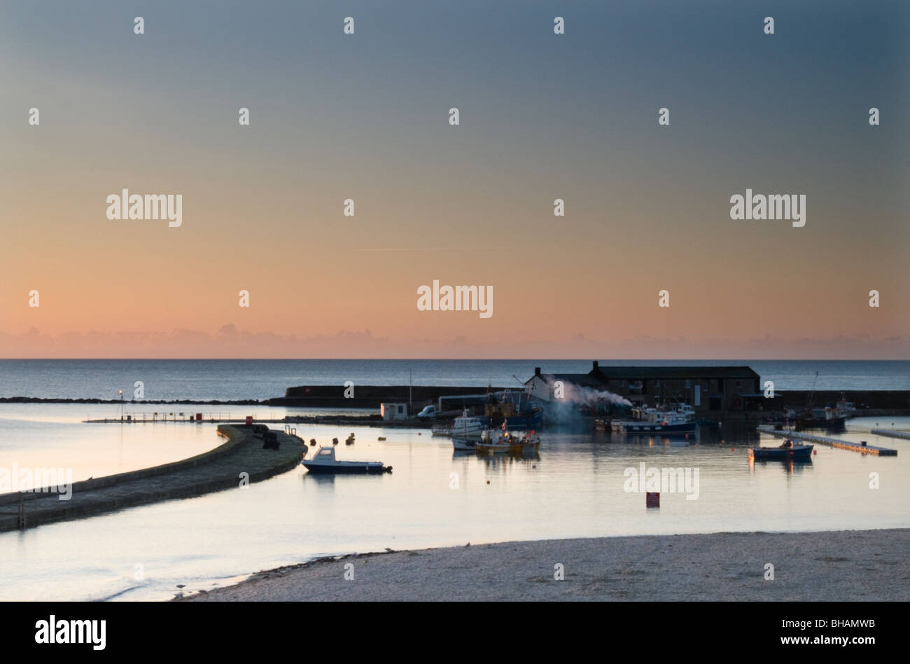 Alba sopra il famoso porto di Cobb a Lyme Regis, Dorset Foto Stock