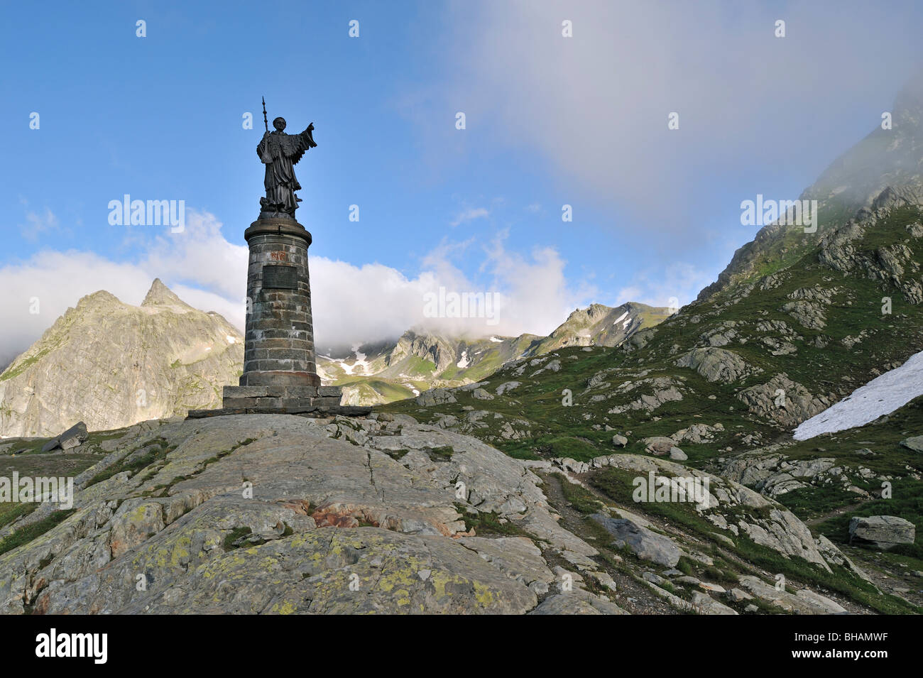 La statua di San Bernardo sul passo del Gran San Bernardo / Col du Grand-Saint-Bernard nelle alpi svizzere, Svizzera Foto Stock