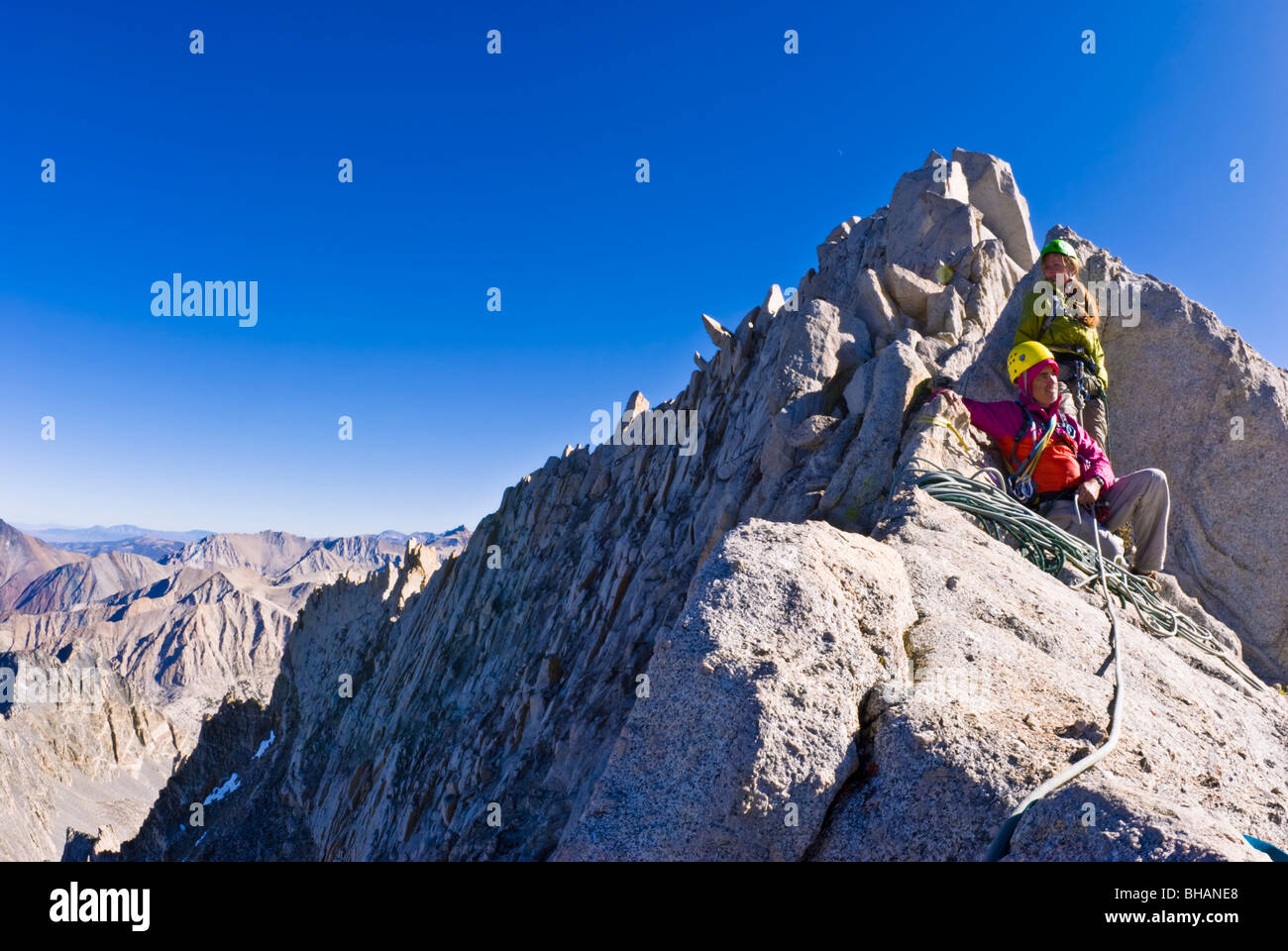 Gli alpinisti sulla cresta nord-est di Bear Creek guglia, John Muir Wilderness, Sierra Nevada, in California Foto Stock