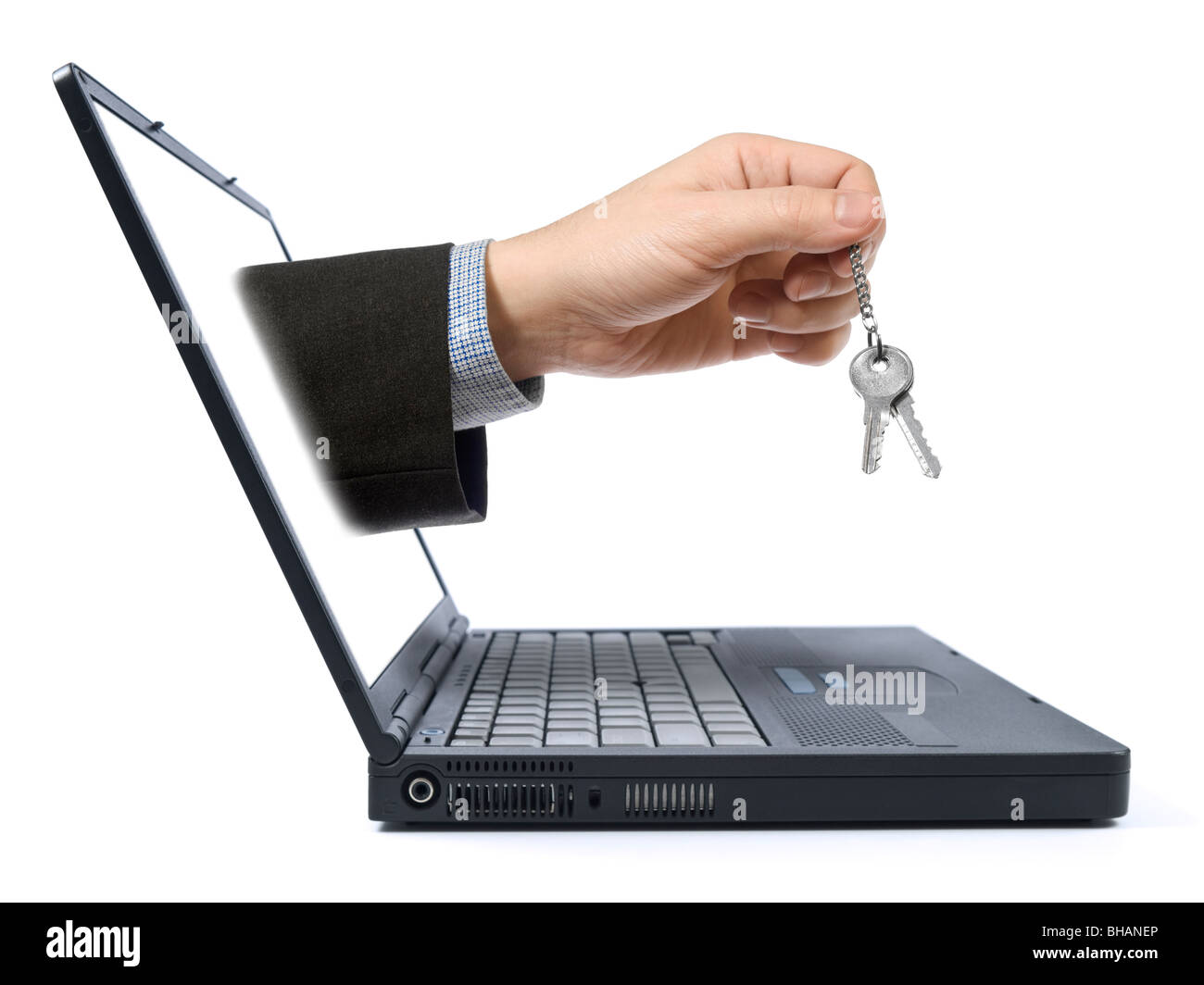 Una mano che tiene una coppia di chiavi viene da lo schermo del laptop. Isolato su sfondo bianco. Foto Stock