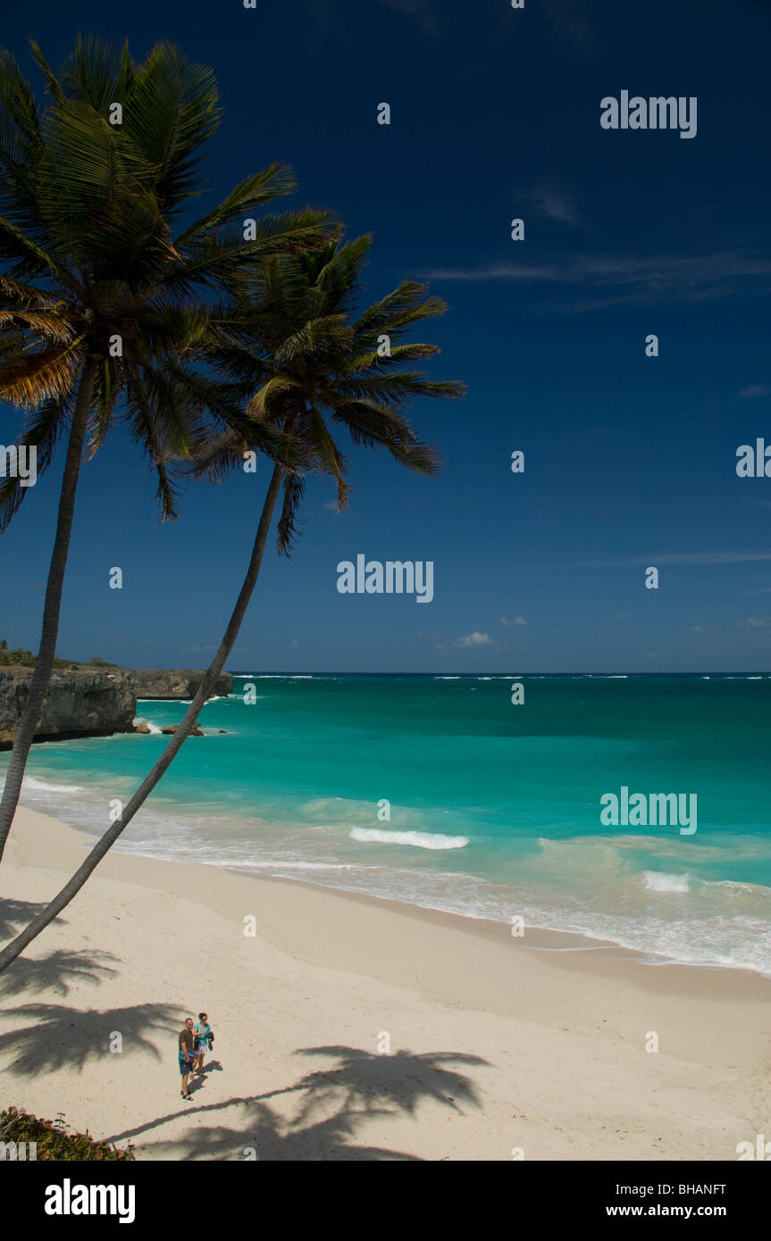 La spiaggia di sabbia bianca a fondo Bay sulla costa est di Barbados Foto Stock
