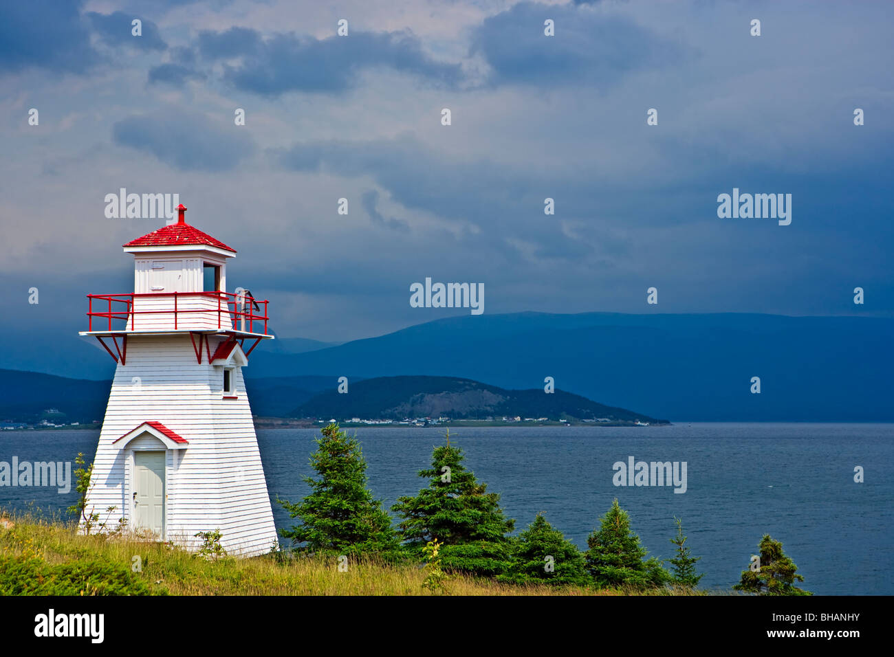 Woody Point Lighthouse nella città di Woody Point, Parco Nazionale Gros Morne, Sito Patrimonio Mondiale dell'UNESCO, Viking Trail, percorsi per Foto Stock