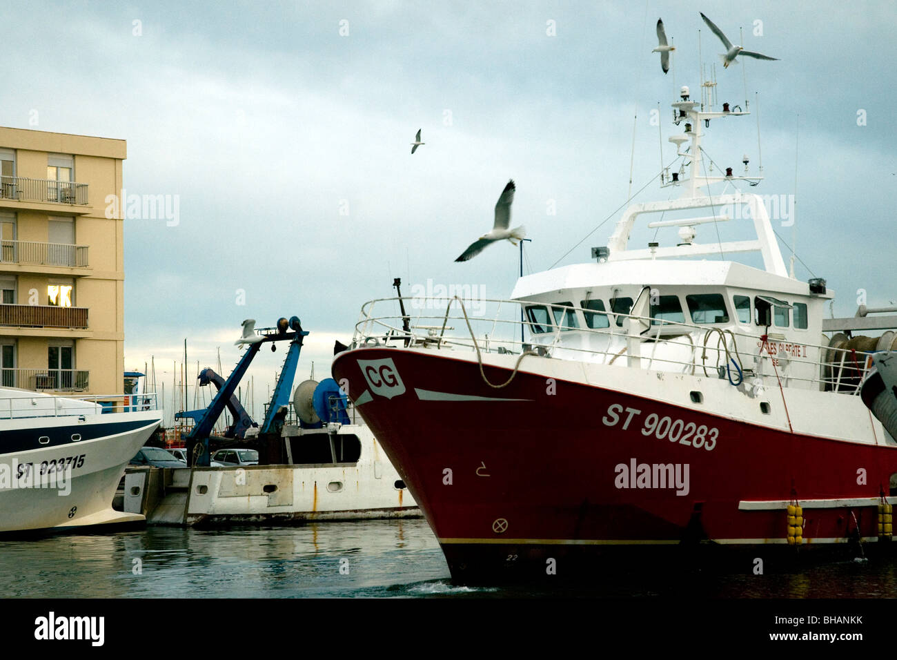 A Sète, Francia il più grande porto di pesca del Mediterraneo, un rawler entra nel Canal Royal Foto Stock