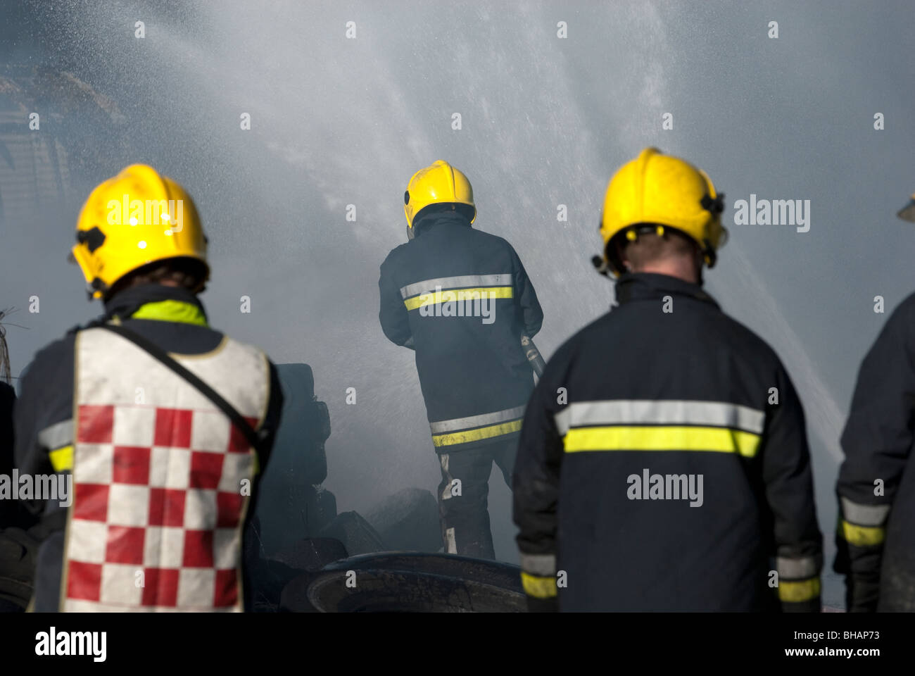 I vigili del fuoco lotta grande incendio anche BA funzionario di controllo Foto Stock