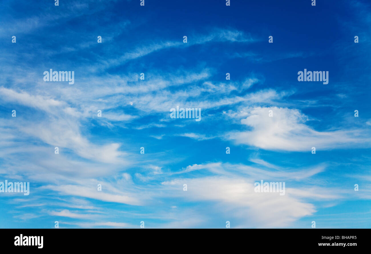 Cielo blu con nuvole di sfondo Foto Stock