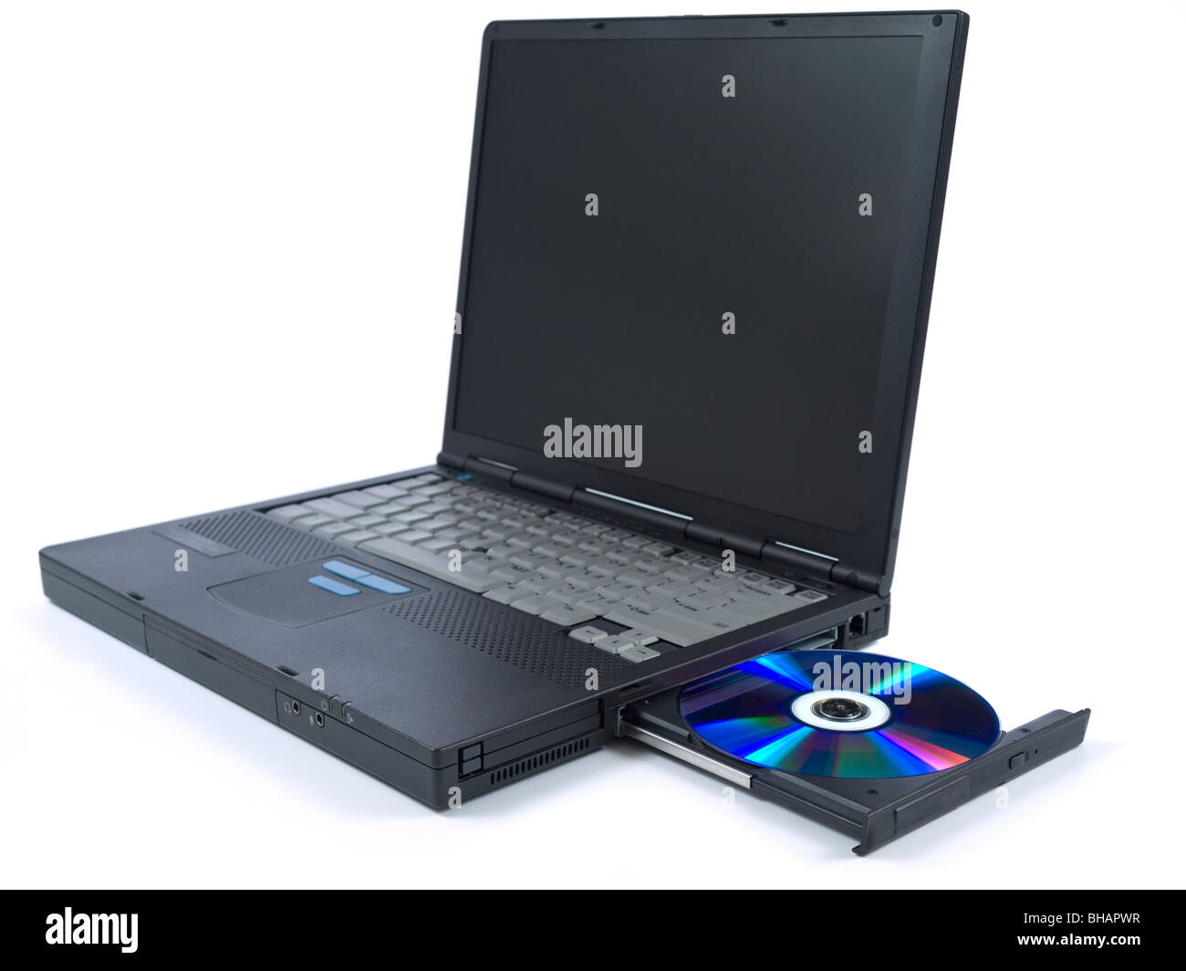 Un notebook nero con dvd nel vassoio. Isolato su sfondo bianco. Foto Stock