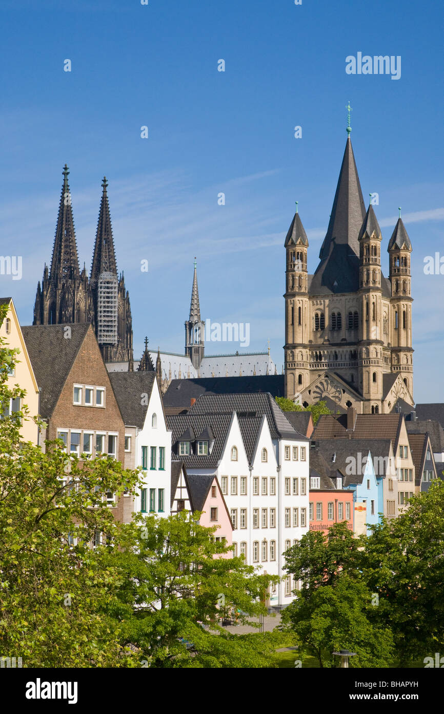 Case a RHEINPROMENADE, KOELNER DOM DOME, GROSS ST. MARTIN CHIESA, Colonia, RENANIA DEL NORD-VESTFALIA, Germania Foto Stock