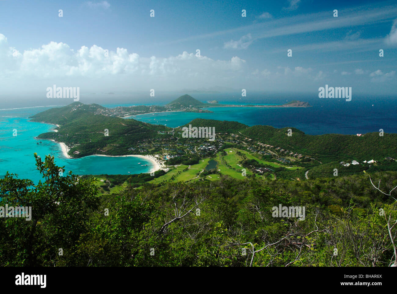 Caraibi fantastica vista da Mount Royal sull isola di Canouan che mostra il Raffles Resort, campo da golf con chiavi di Tobago in distanza Foto Stock